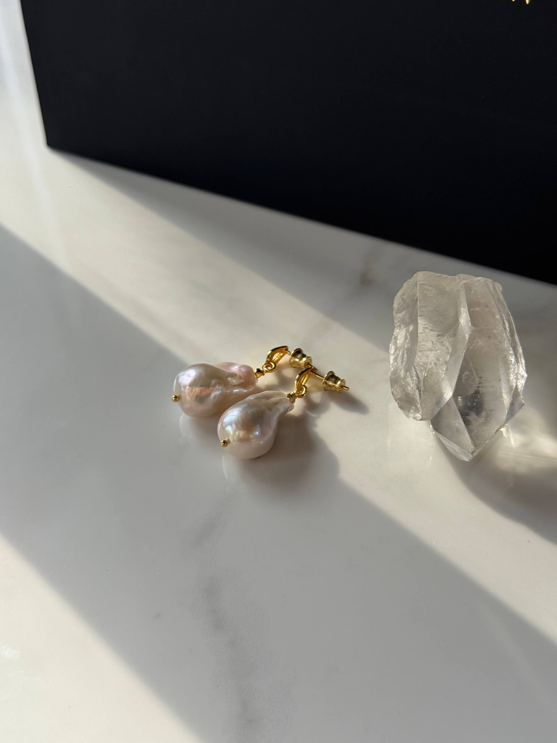 Earrings with white baroque pearl