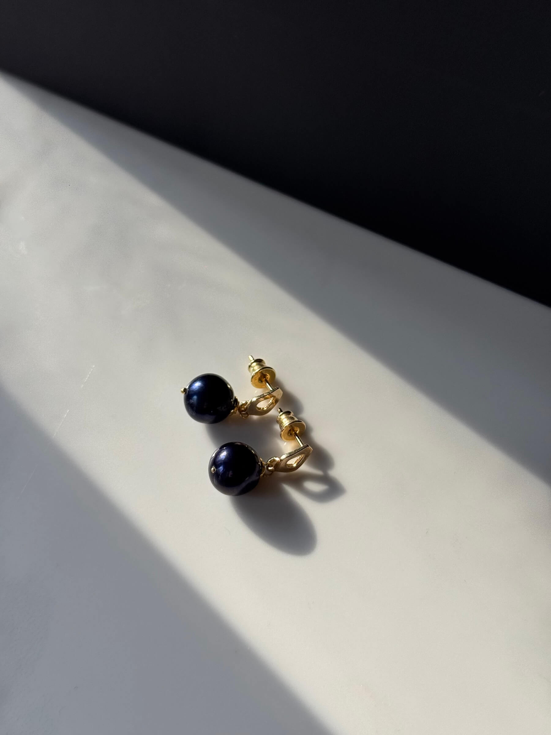 Kolczyki z czarną perłą