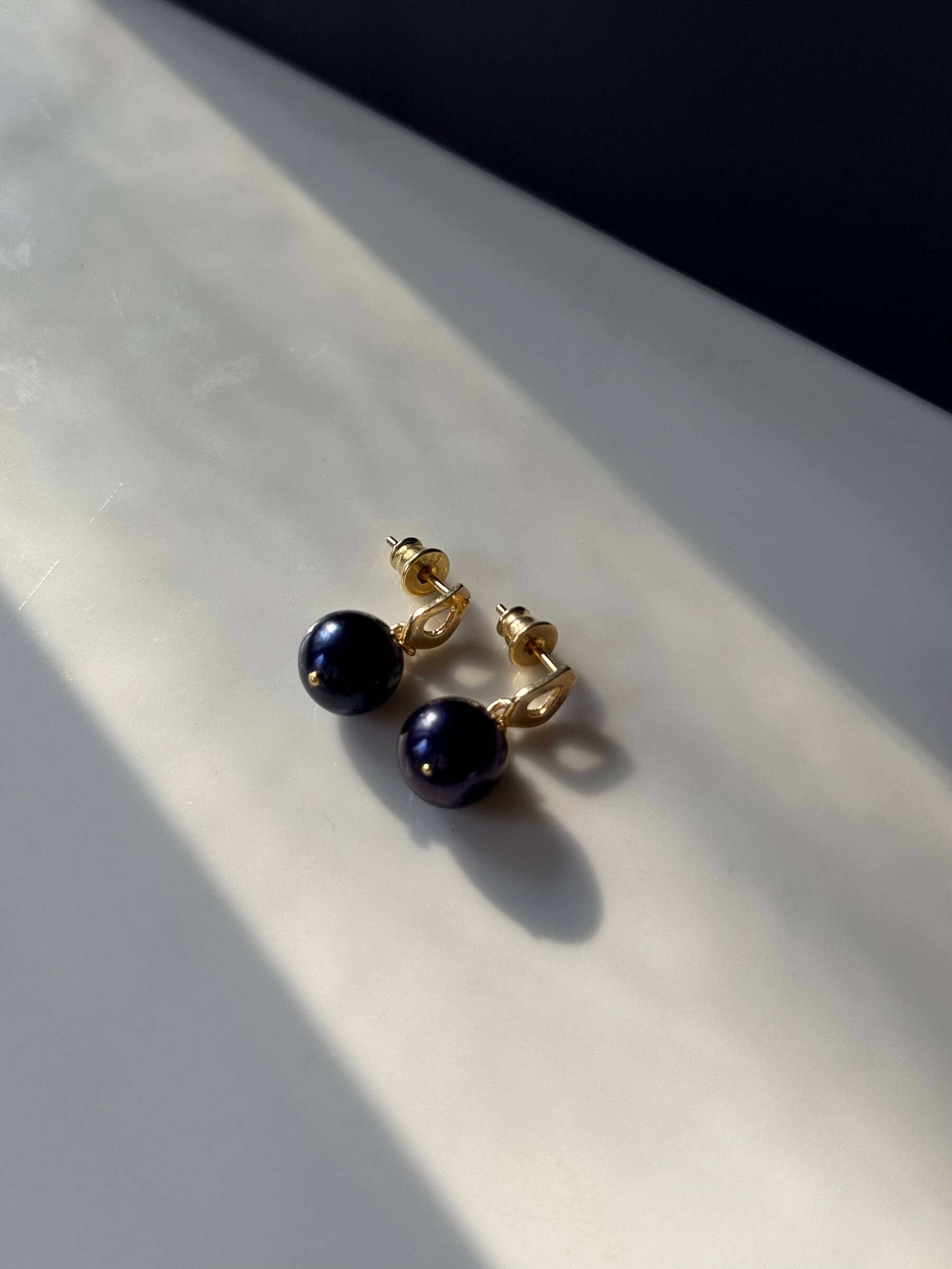 Kolczyki z czarną perłą