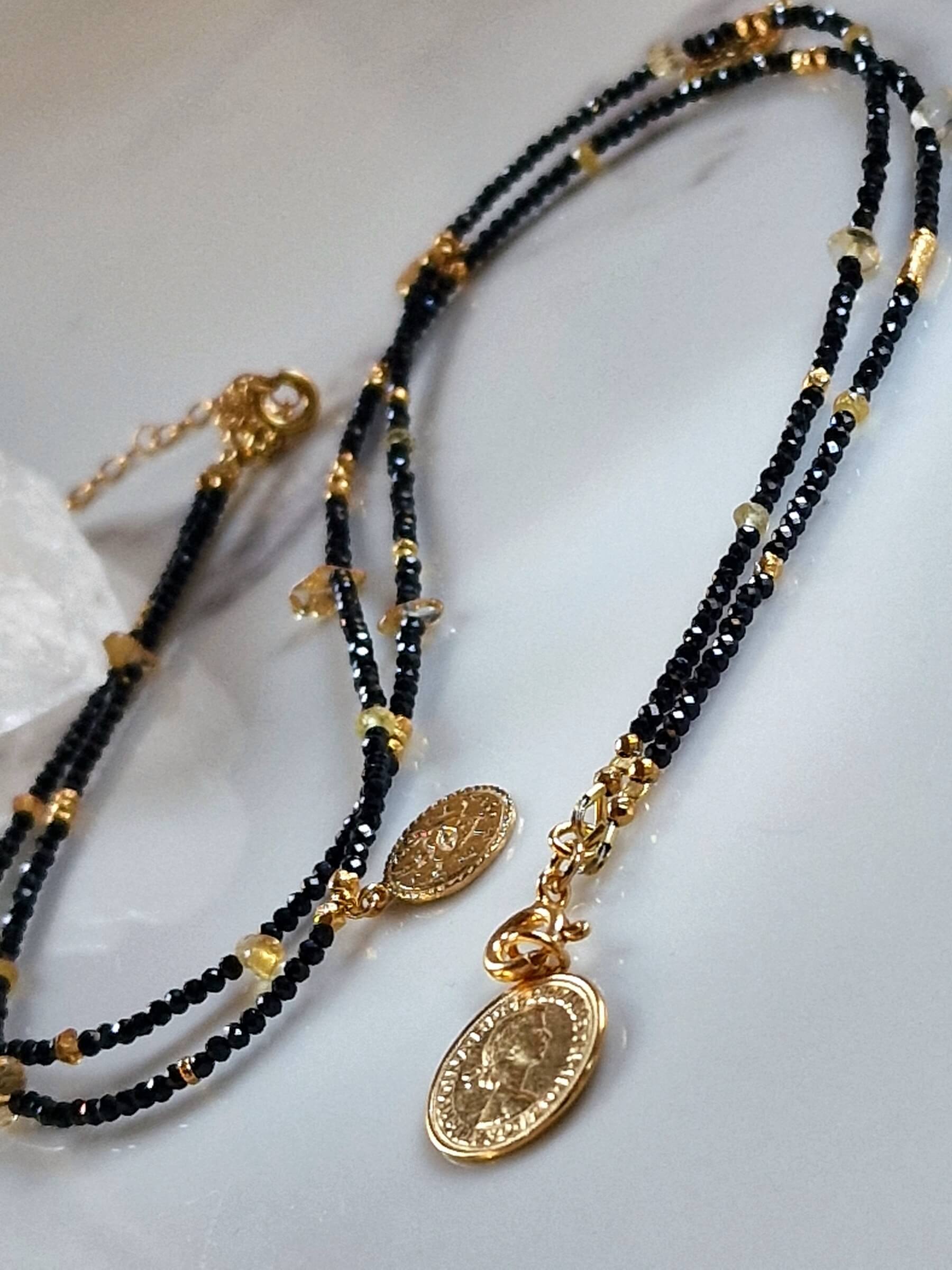 Długi Naszyjnik Czarno-Złoty z Zawieszką - Moneta