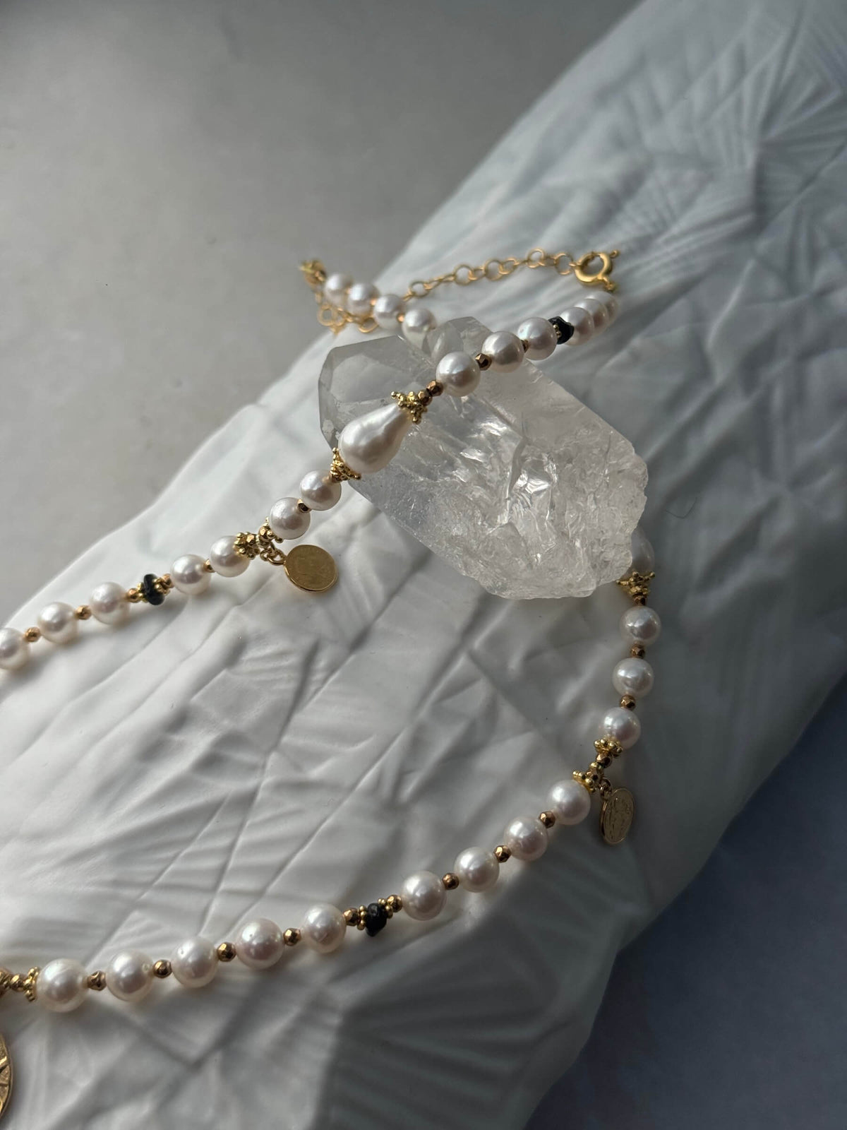 Halskette aus weißen Perlen mit Anhänger – Sonnendesign