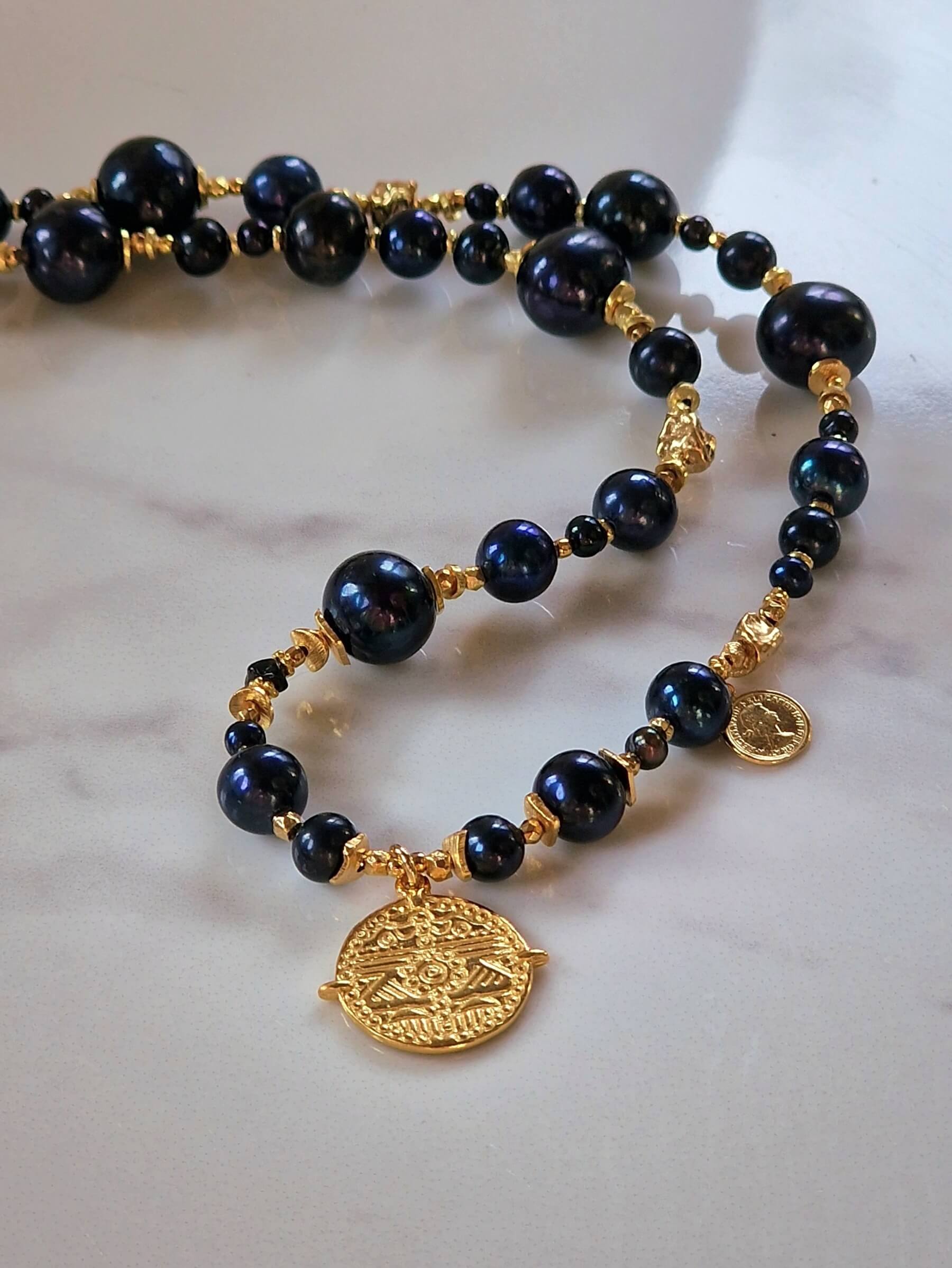 Naszyjnik z Czarnych Pereł z Zawieszka - Mała Moneta Azteków