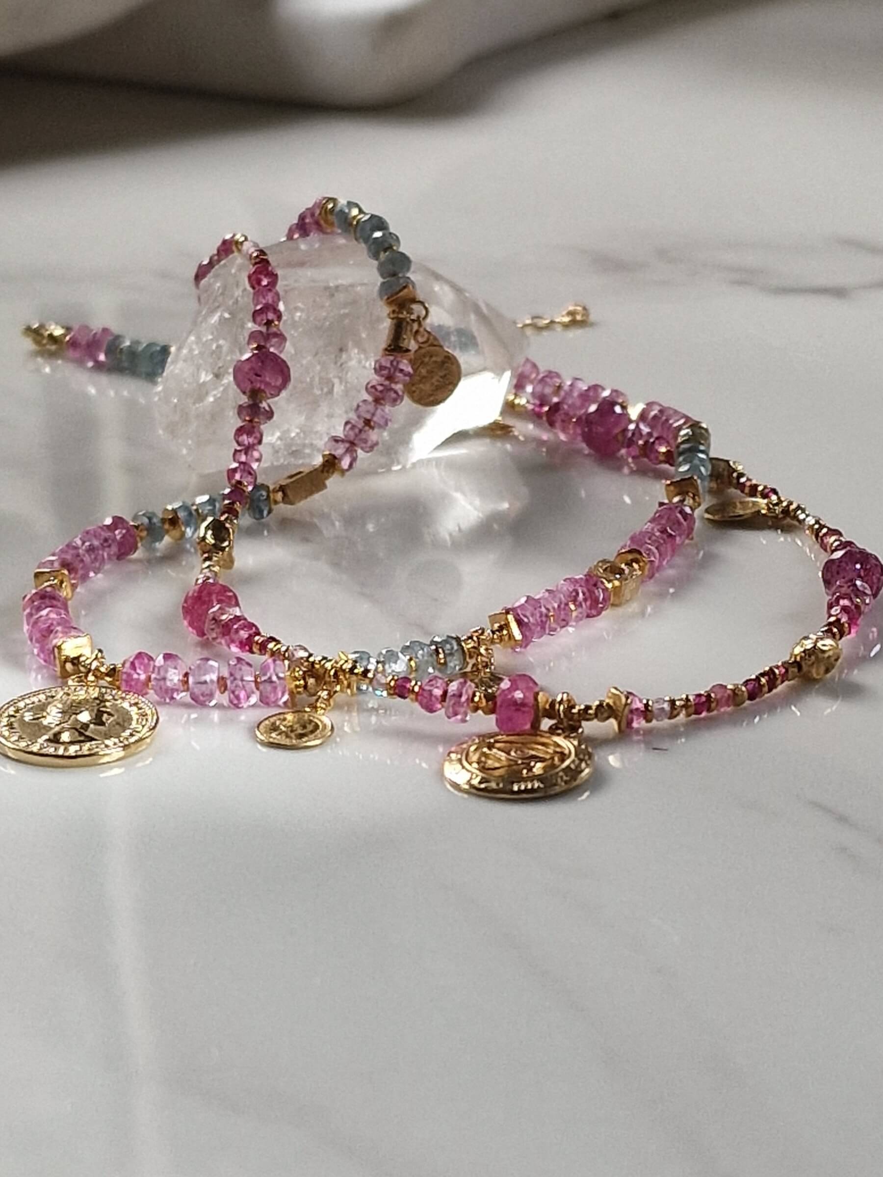 Naszyjnik z Topazu i Szafirów Zawieszką - Moneta