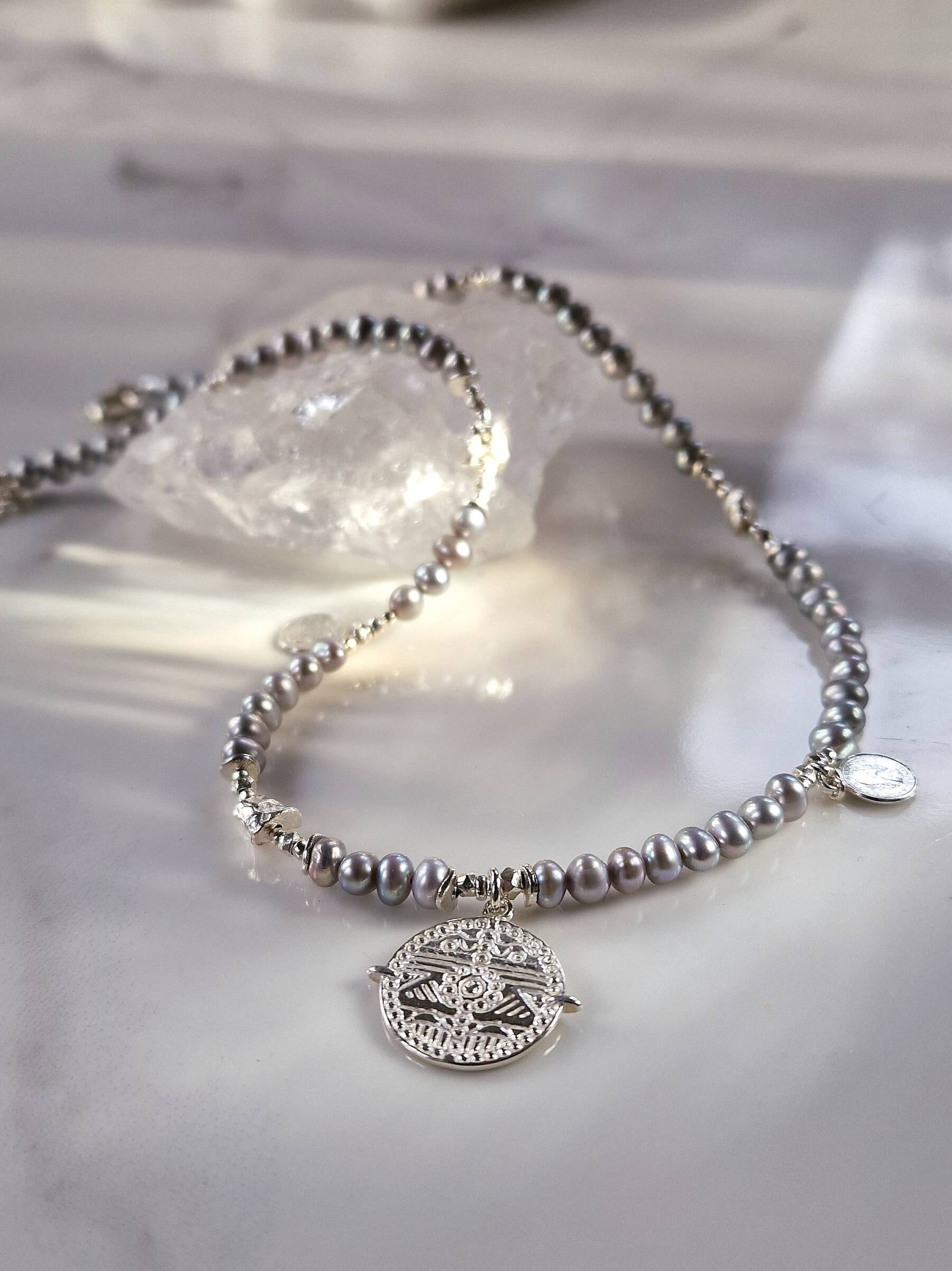 Naszyjnik z Szarych Pereł z Monetą Azteków - Srebro 925