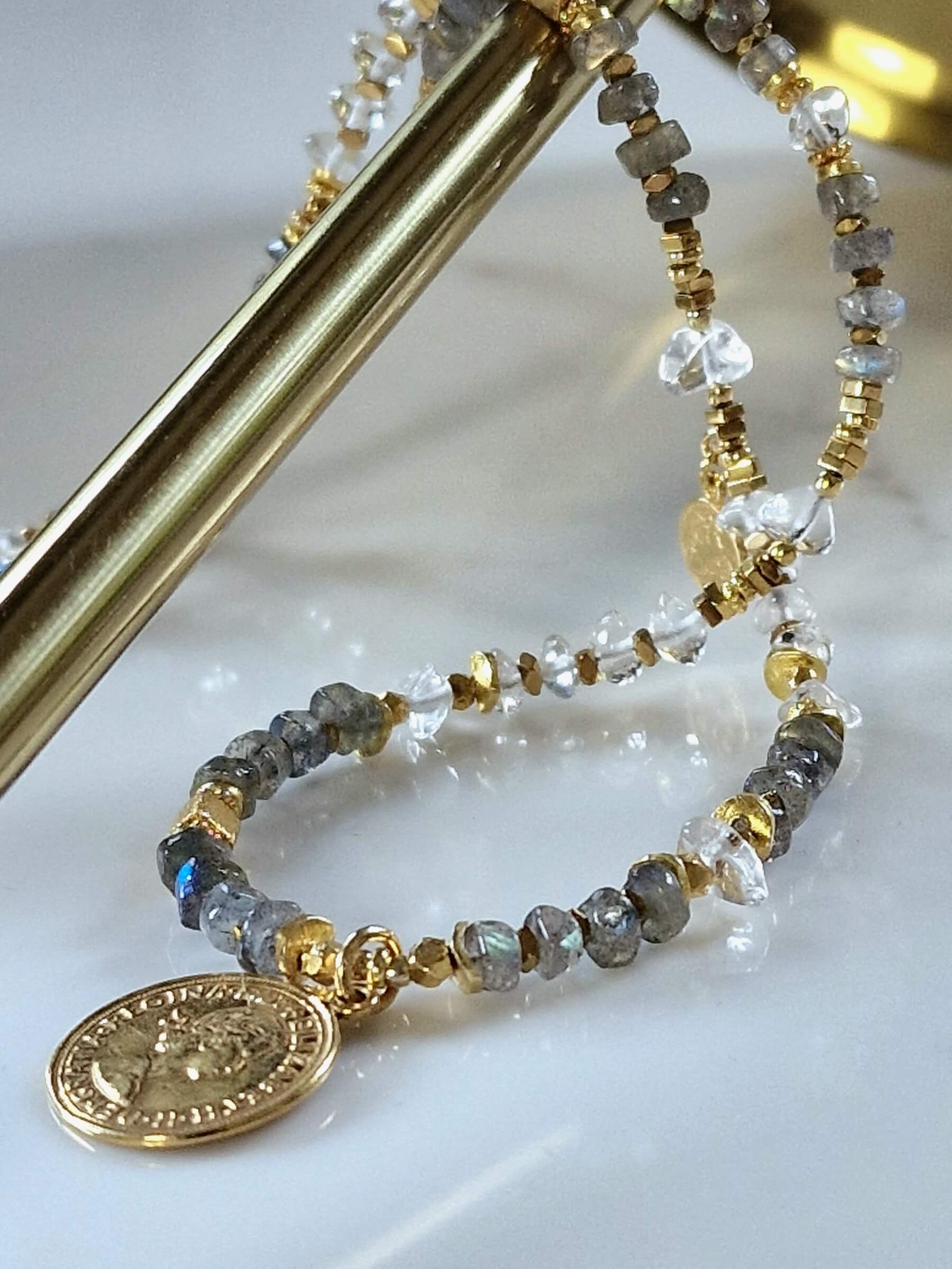 Naszyjnik z Labradorytu i Kryształu Górskiego z Zawieszką - Moneta