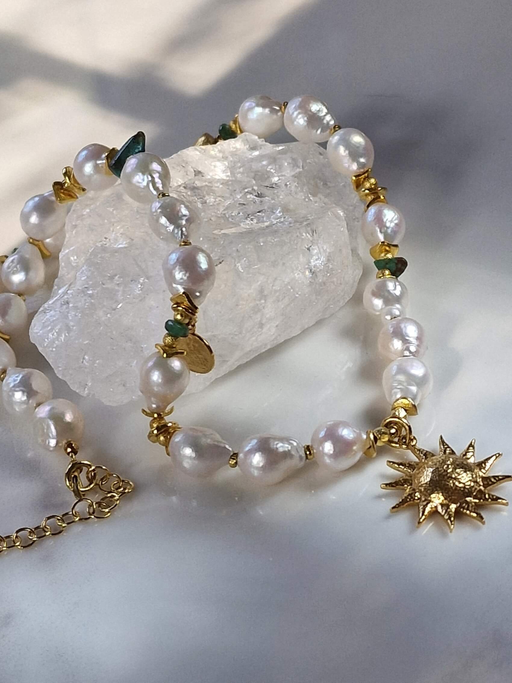 Naszyjnik z Białych Pereł ze Szmaragdem z Zawieszką - Słońce