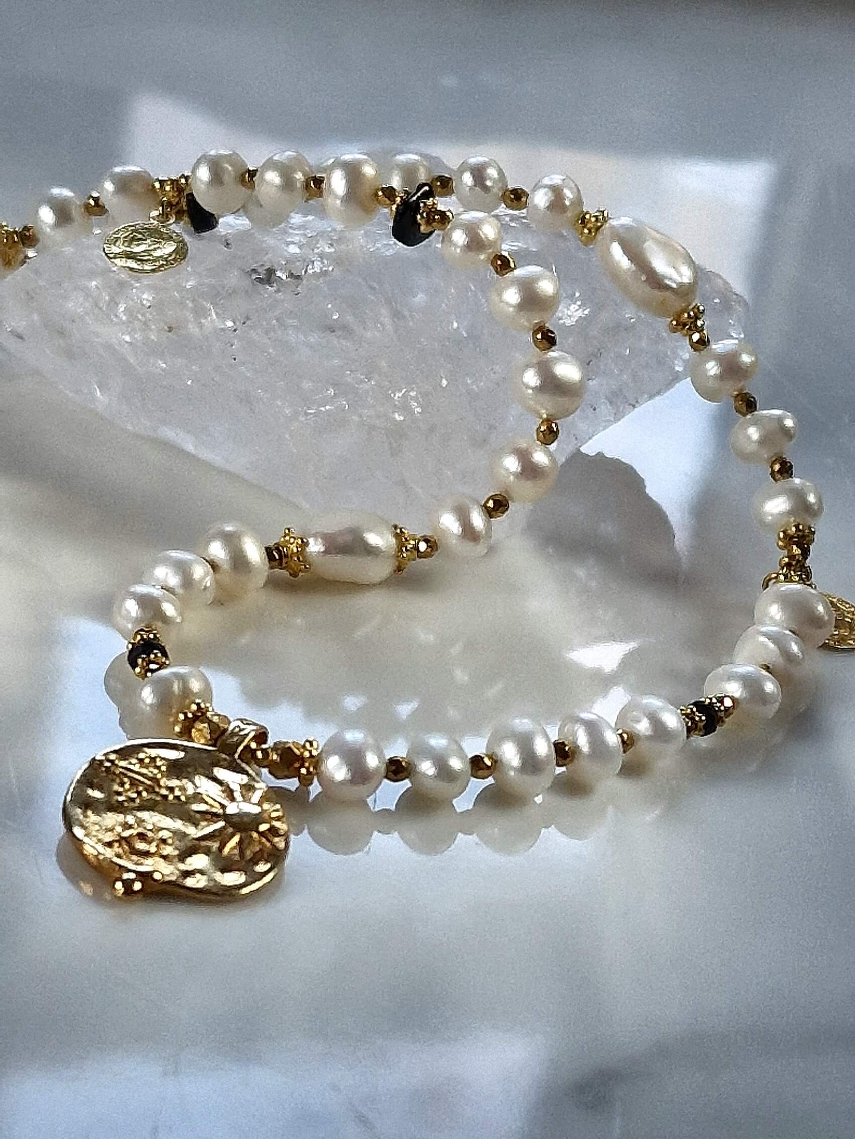 Naszyjnik z Białych Pereł z Zawieszką - Rysunek Słońca