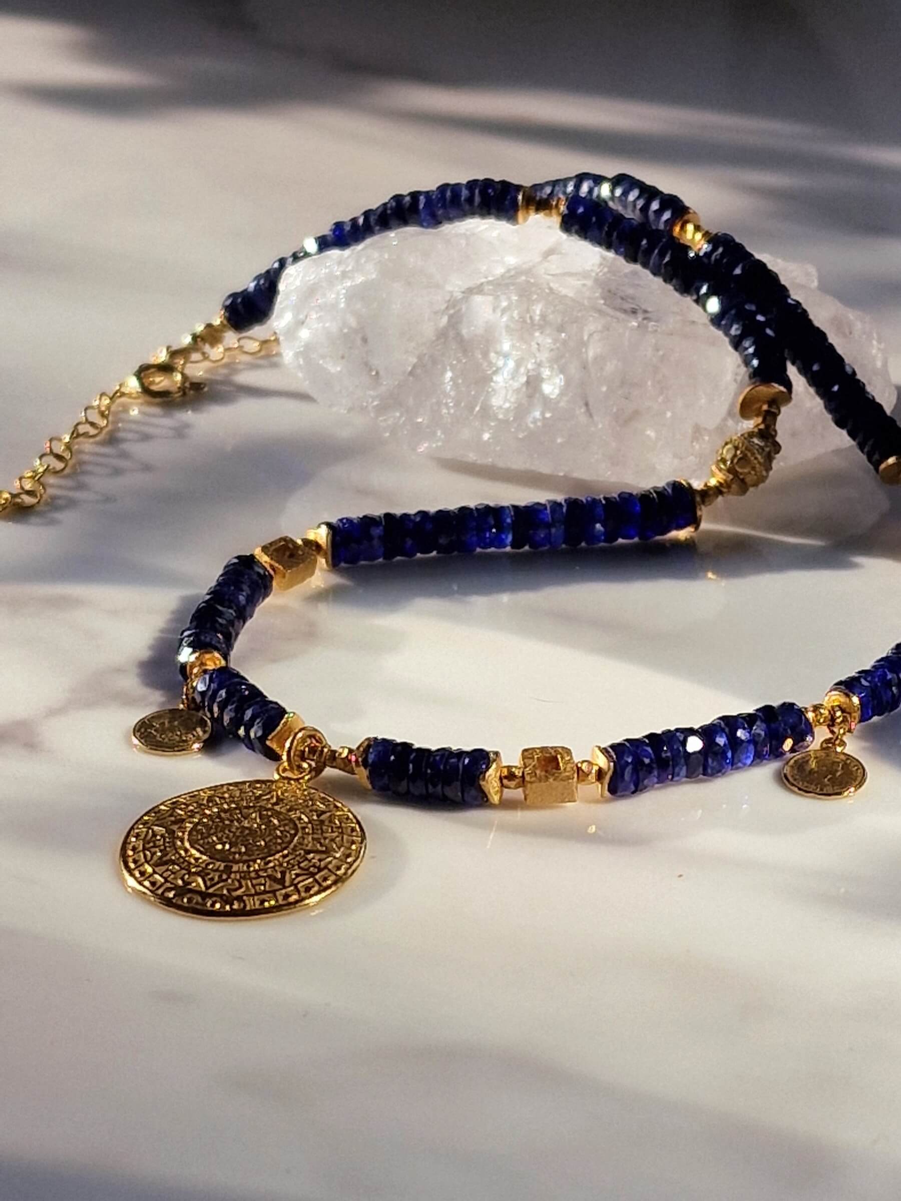 Naszyjnik z Ciemnogranatowych Szafirów z Zawieszką - Moneta Azteków