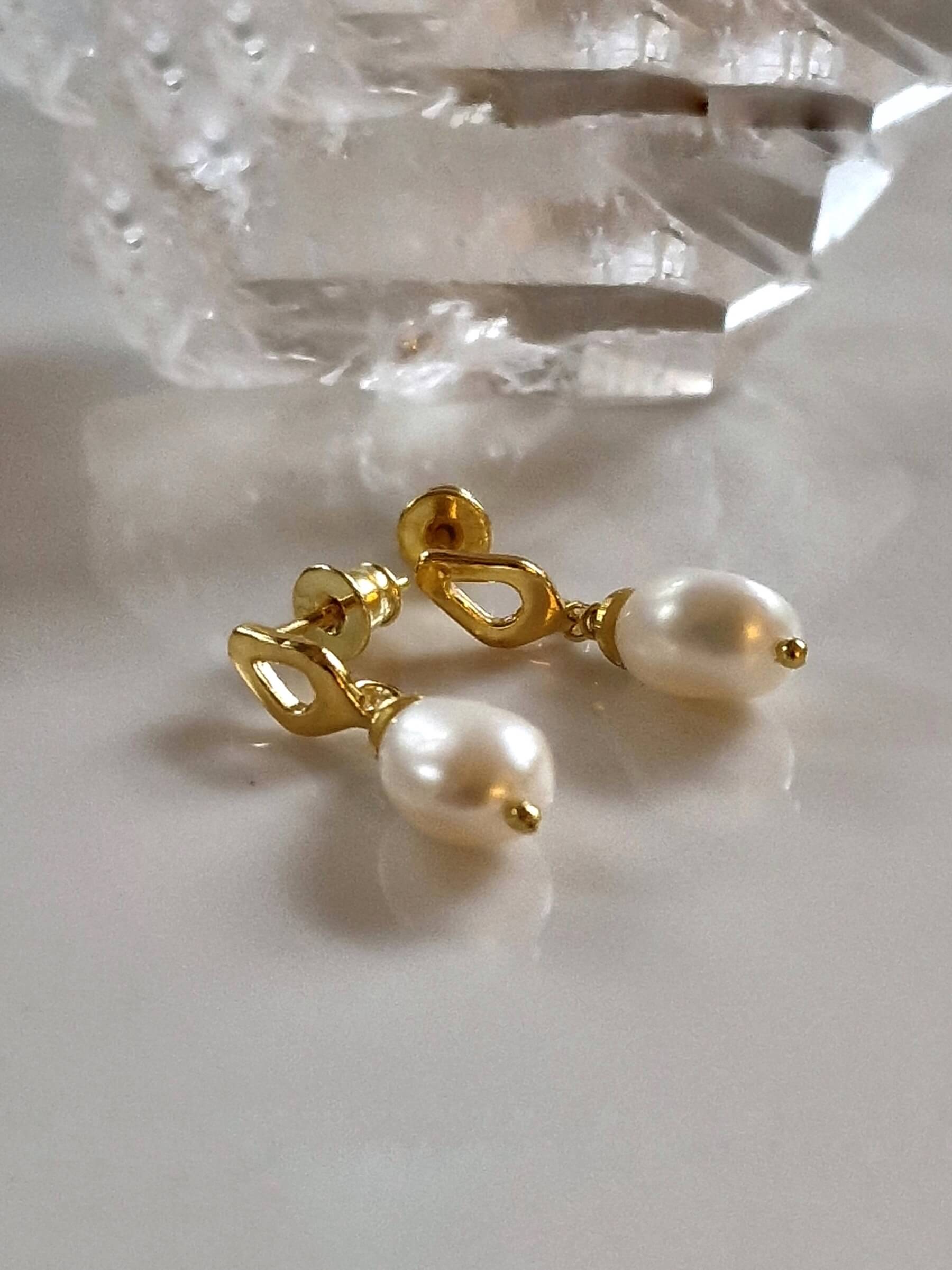 Kolczyki z owalną perłą