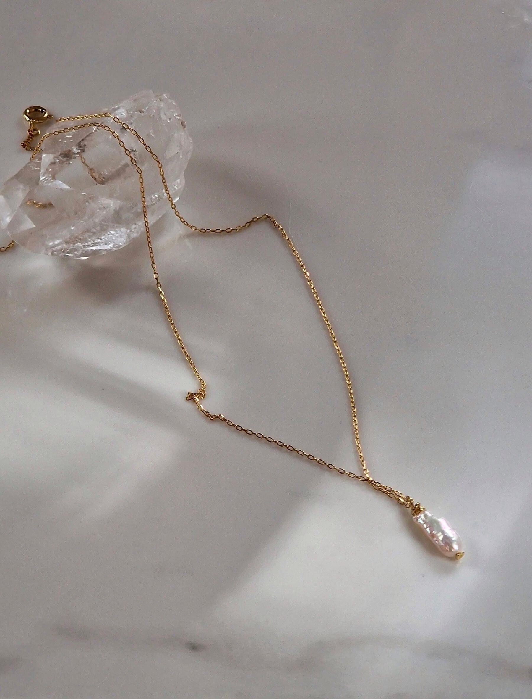 Łańcuszek Pozłacany z podłużną perłą