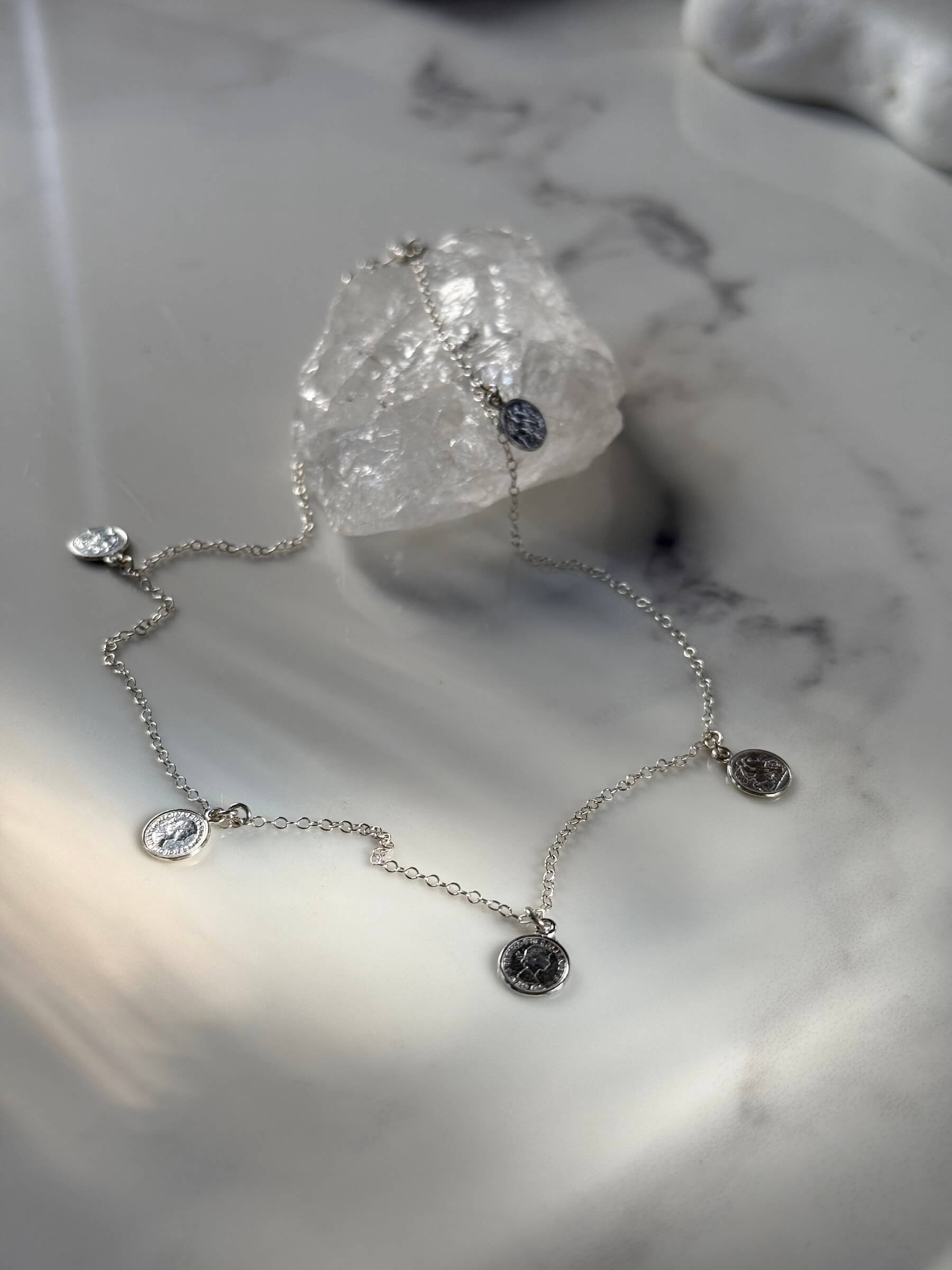 Łańcuszek srebrny z monetkami