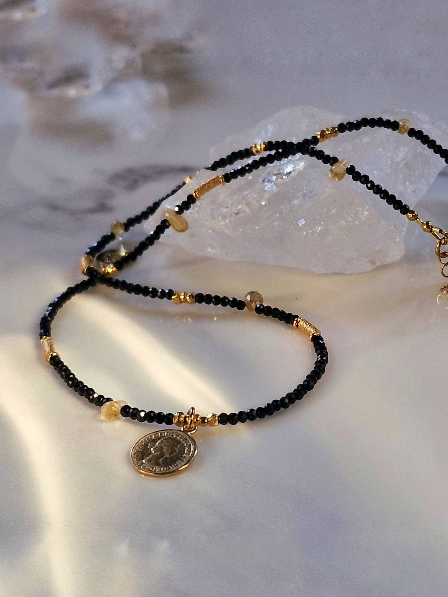 Naszyjnik Czarno-Złoty z Zawieszką - Mała Moneta