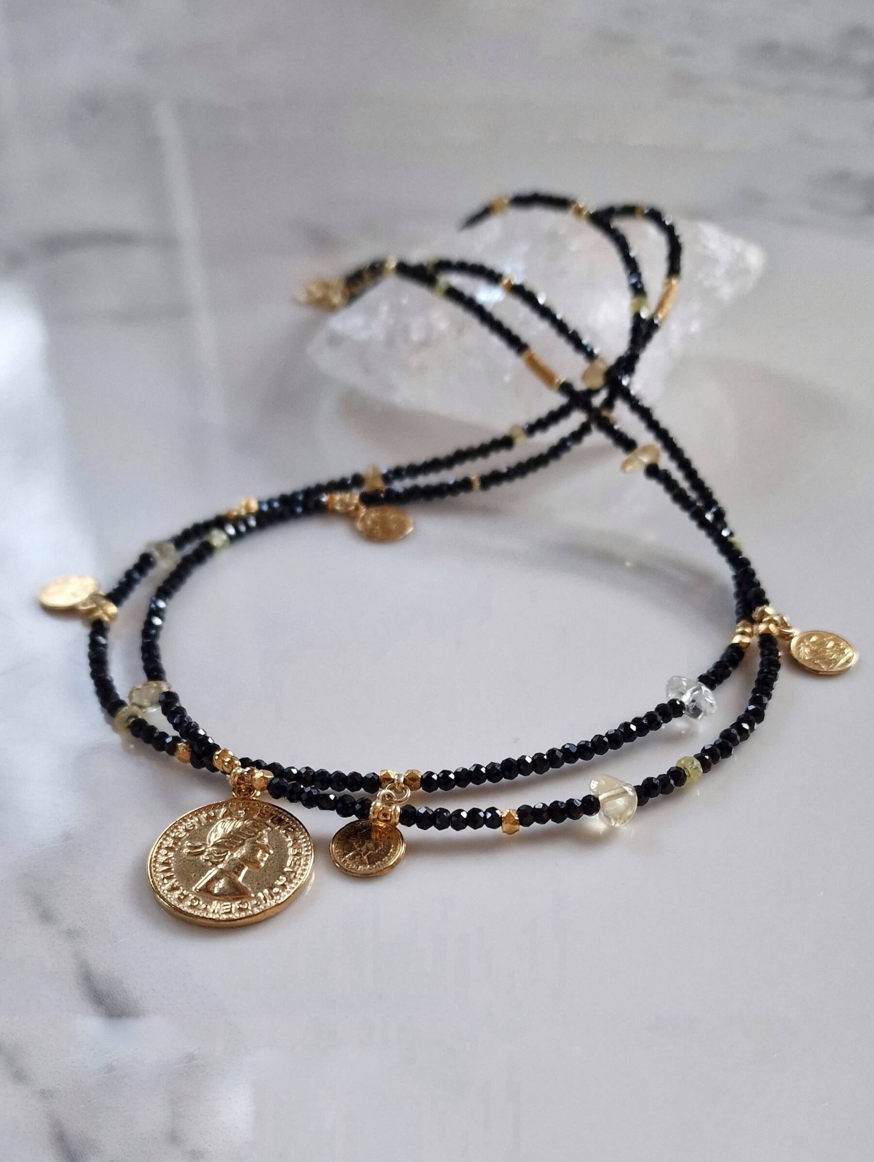 Długi Naszyjnik Czarno-Złoty z Zawieszką - Moneta