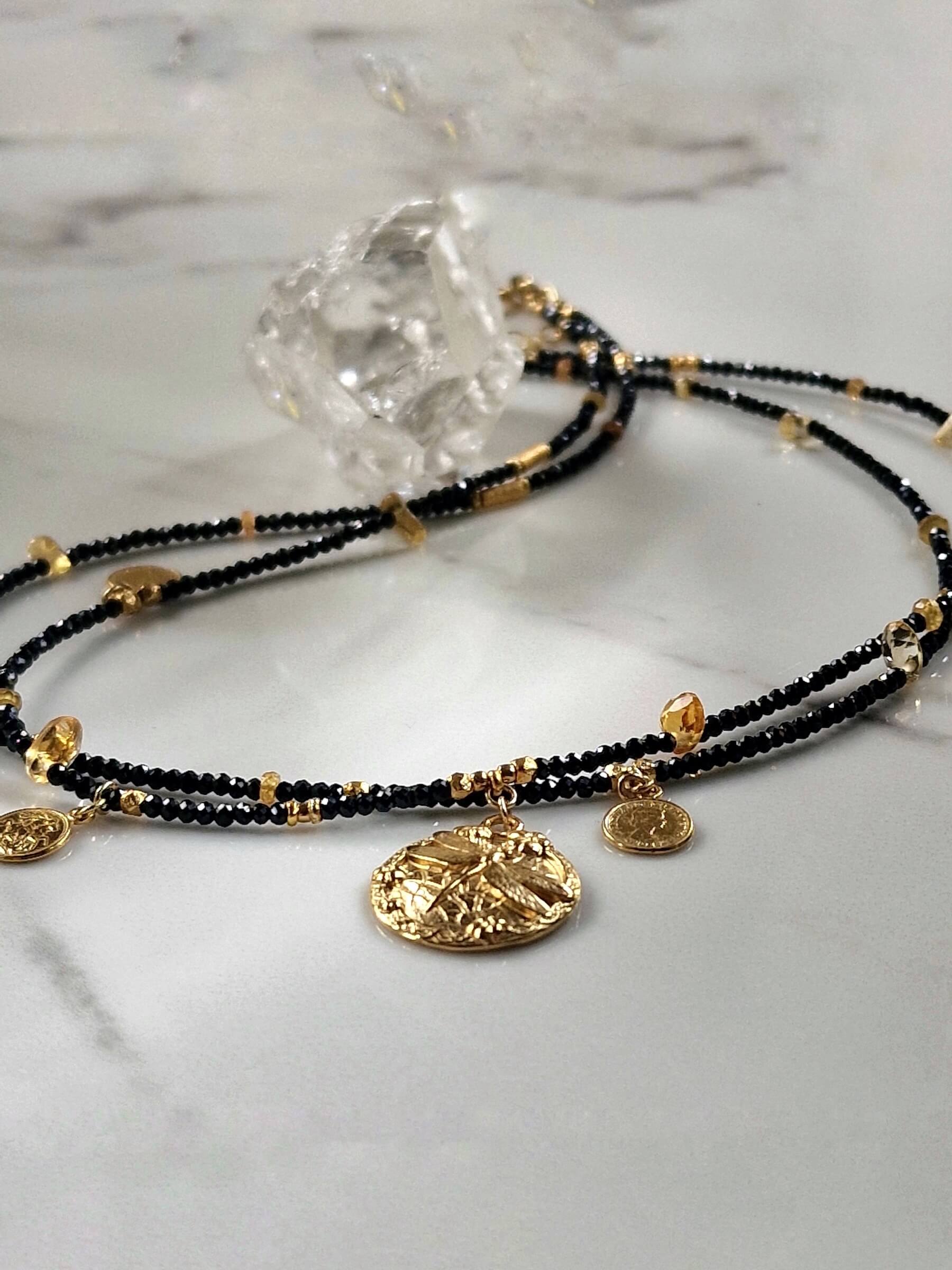 Naszyjnik Podwójny Czarno-Złoty z Zawieszką - Moneta Ważka