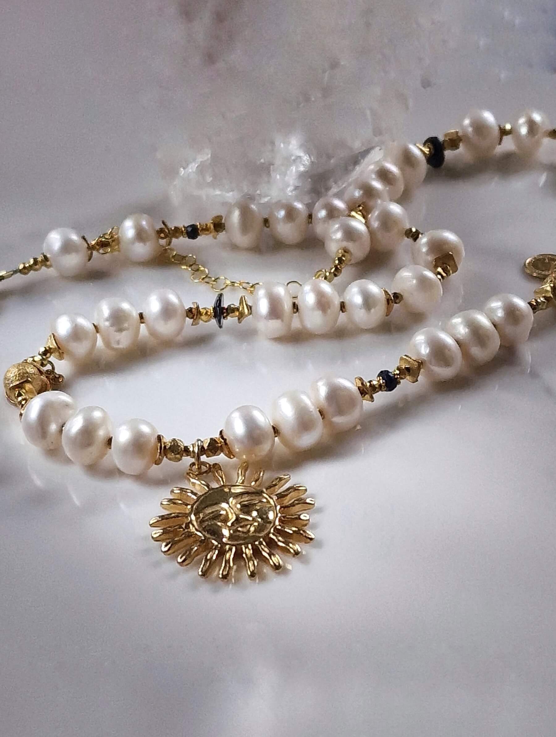 Packshot naszyjnika z białych pereł z zawieszką Słońce