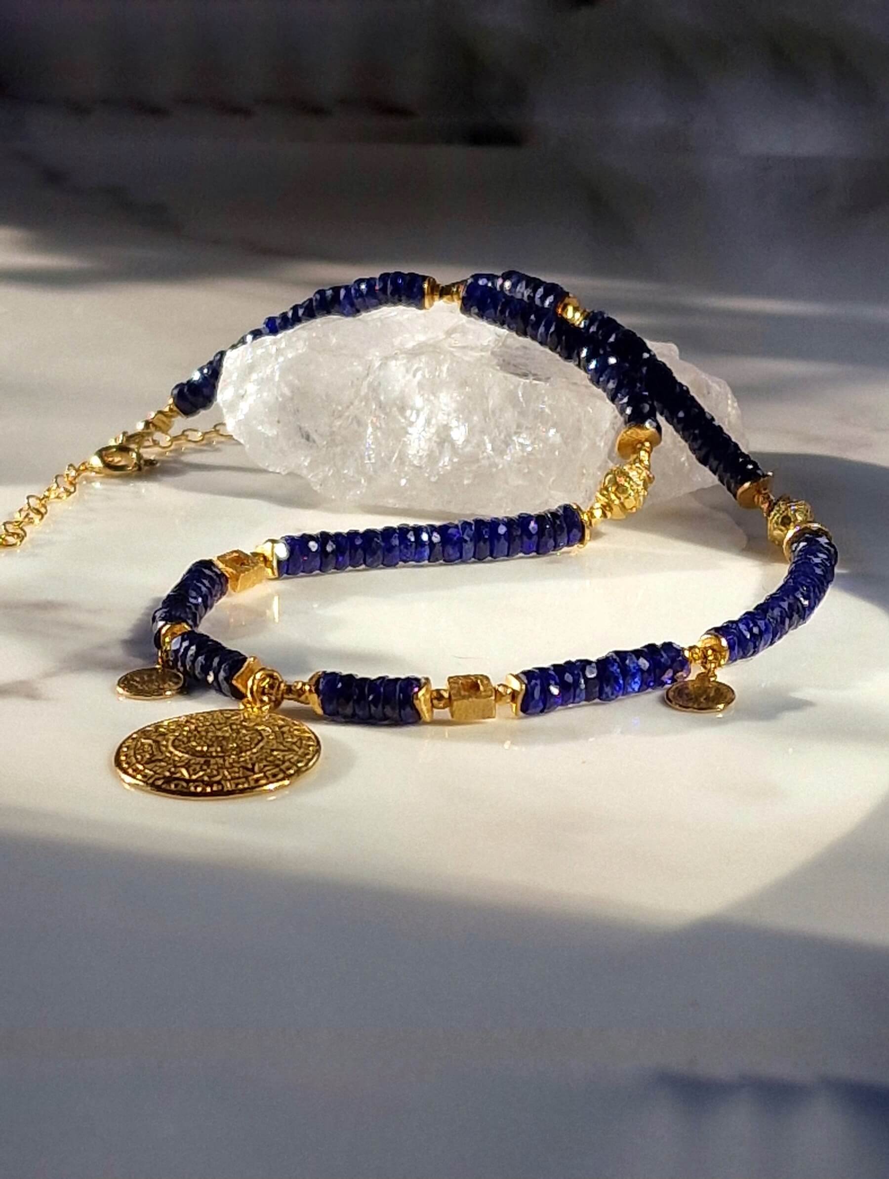 Naszyjnik z Ciemnogranatowych Szafirów z Zawieszką - Moneta Azteków