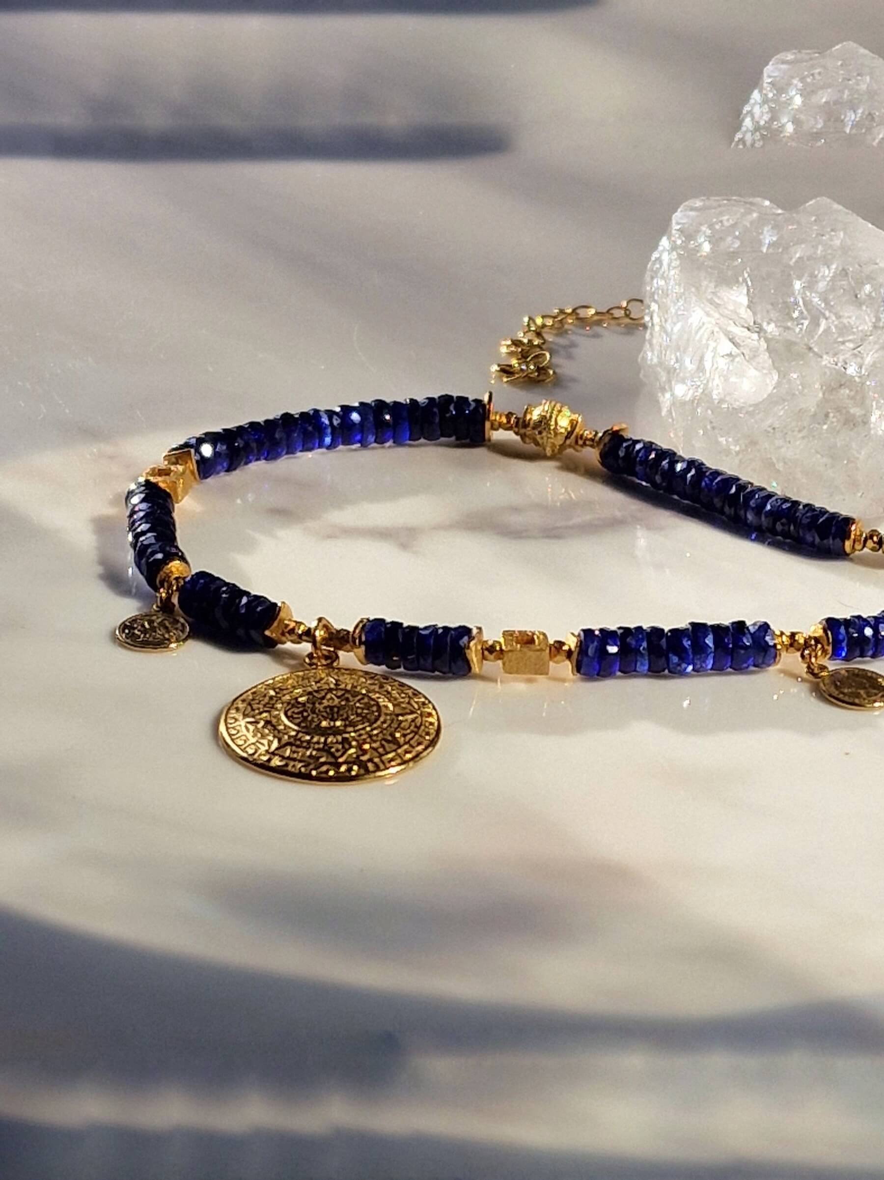 Naszyjnik z Ciemnogranatowych Szafirów z Zawieszką - Moneta Azteków