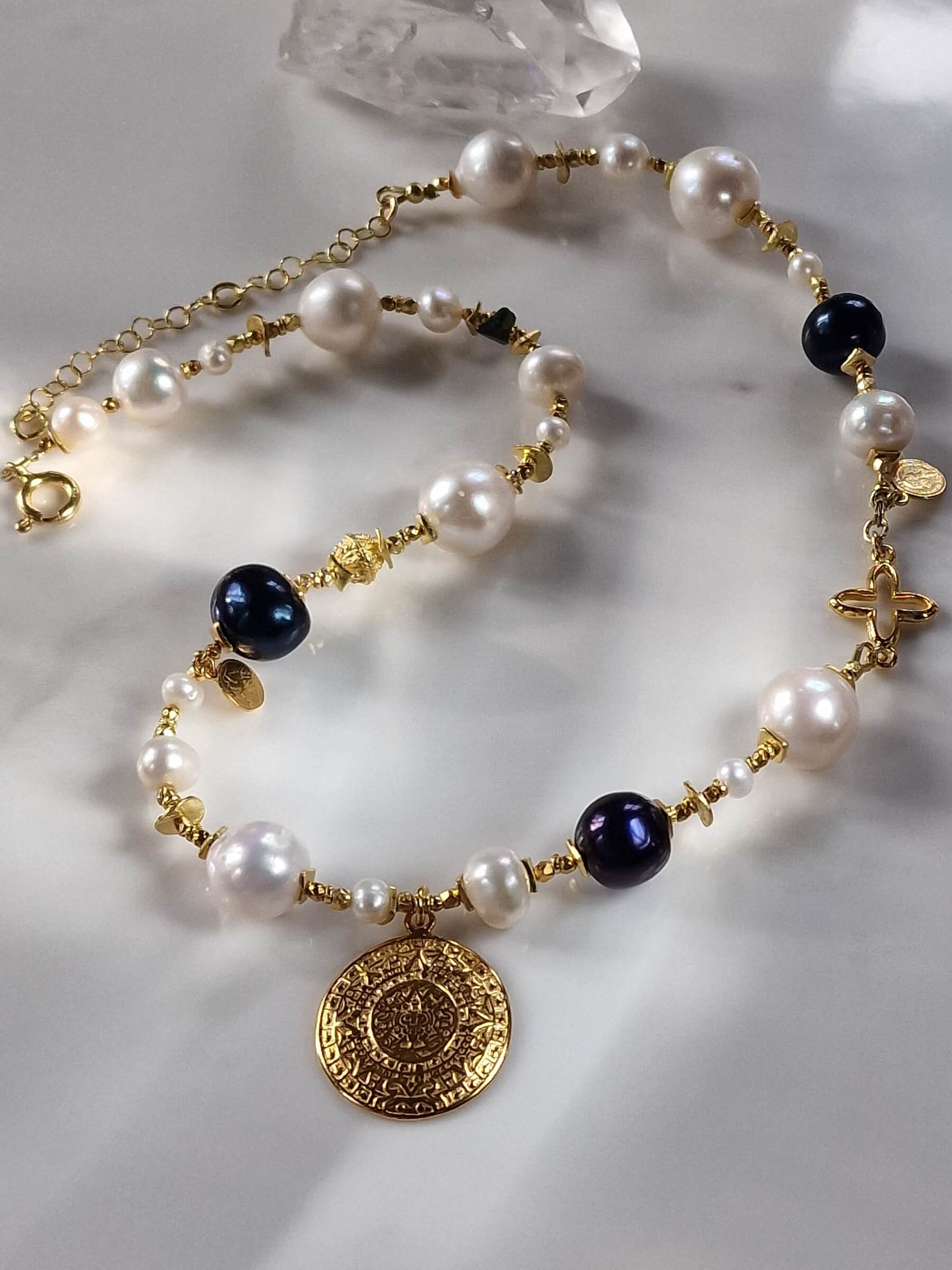 Naszyjnik z białych i czarnych pereł – widok produktu z góry