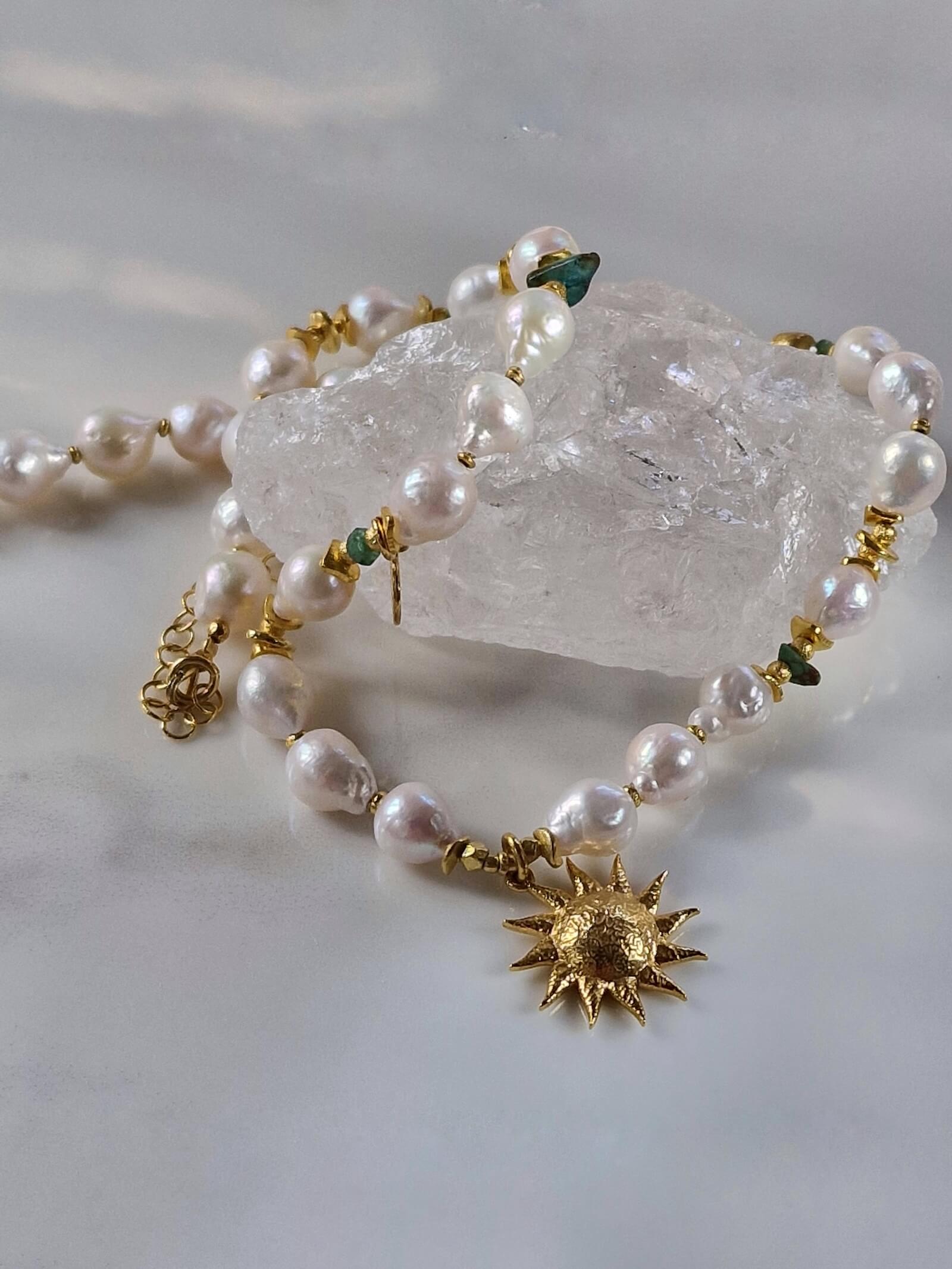 Naszyjnik z Białych Pereł ze Szmaragdem z Zawieszką - Słońce