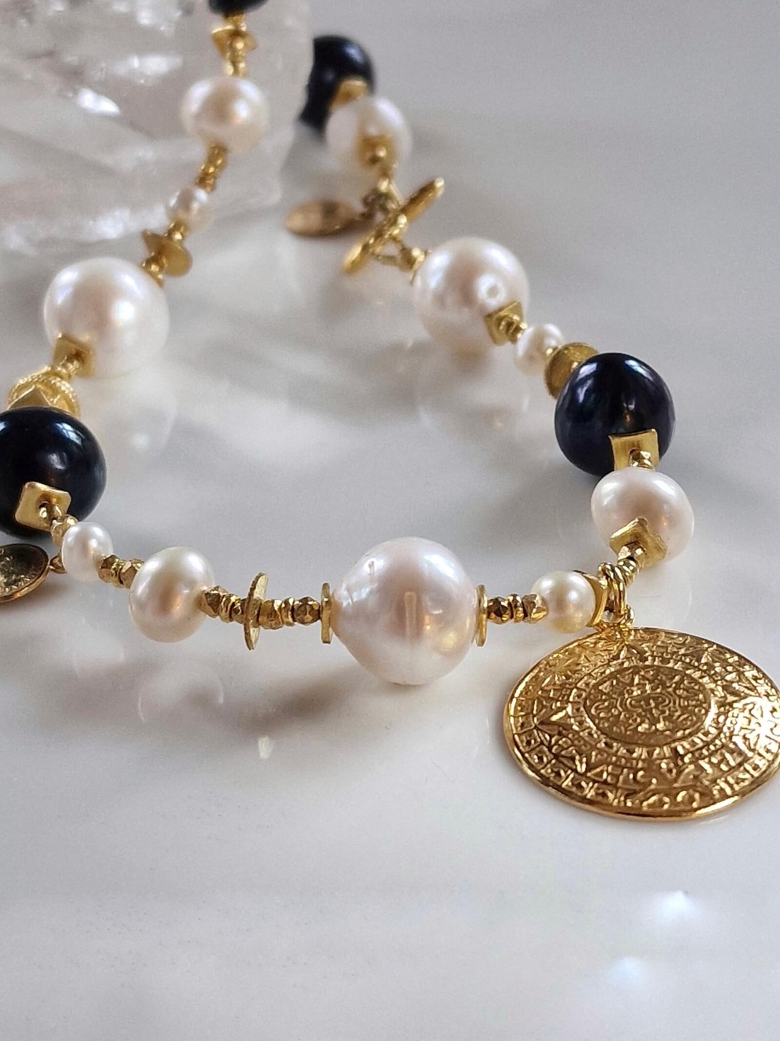 Naszyjnik z Białych i Czarnych Pereł z Monetą Azteków - ULASIENICKA