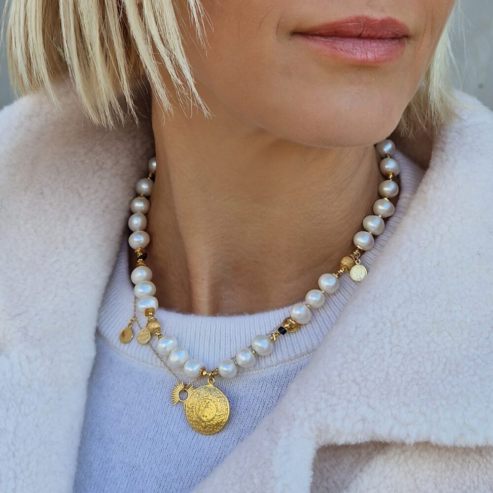 Naszyjnik z białych pereł z zawieszką Słońce