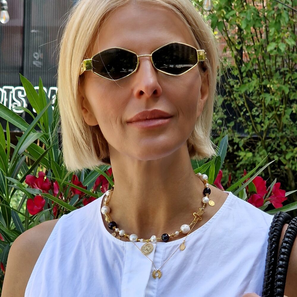 Krótki naszyjnik z białych i czarnych pereł