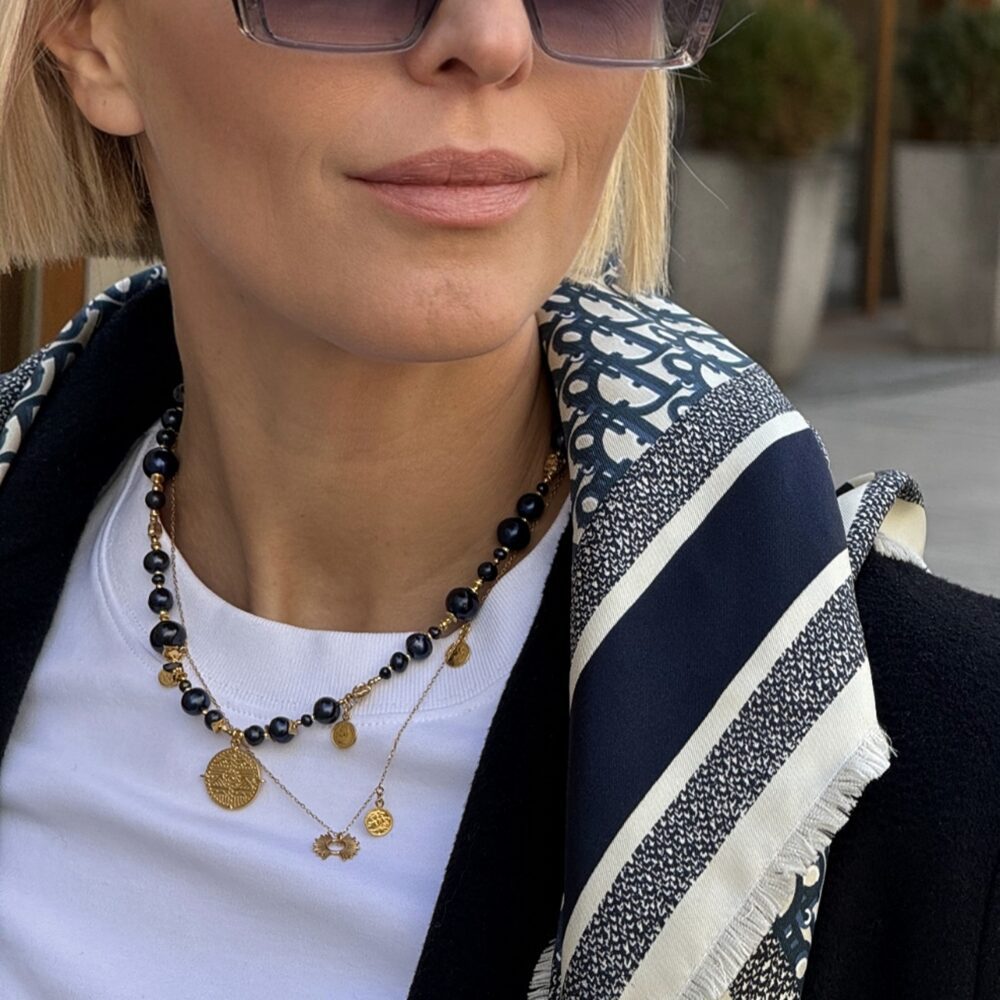 Naszyjnik z czarnogranatowych pereł z małą Monetą Azteków