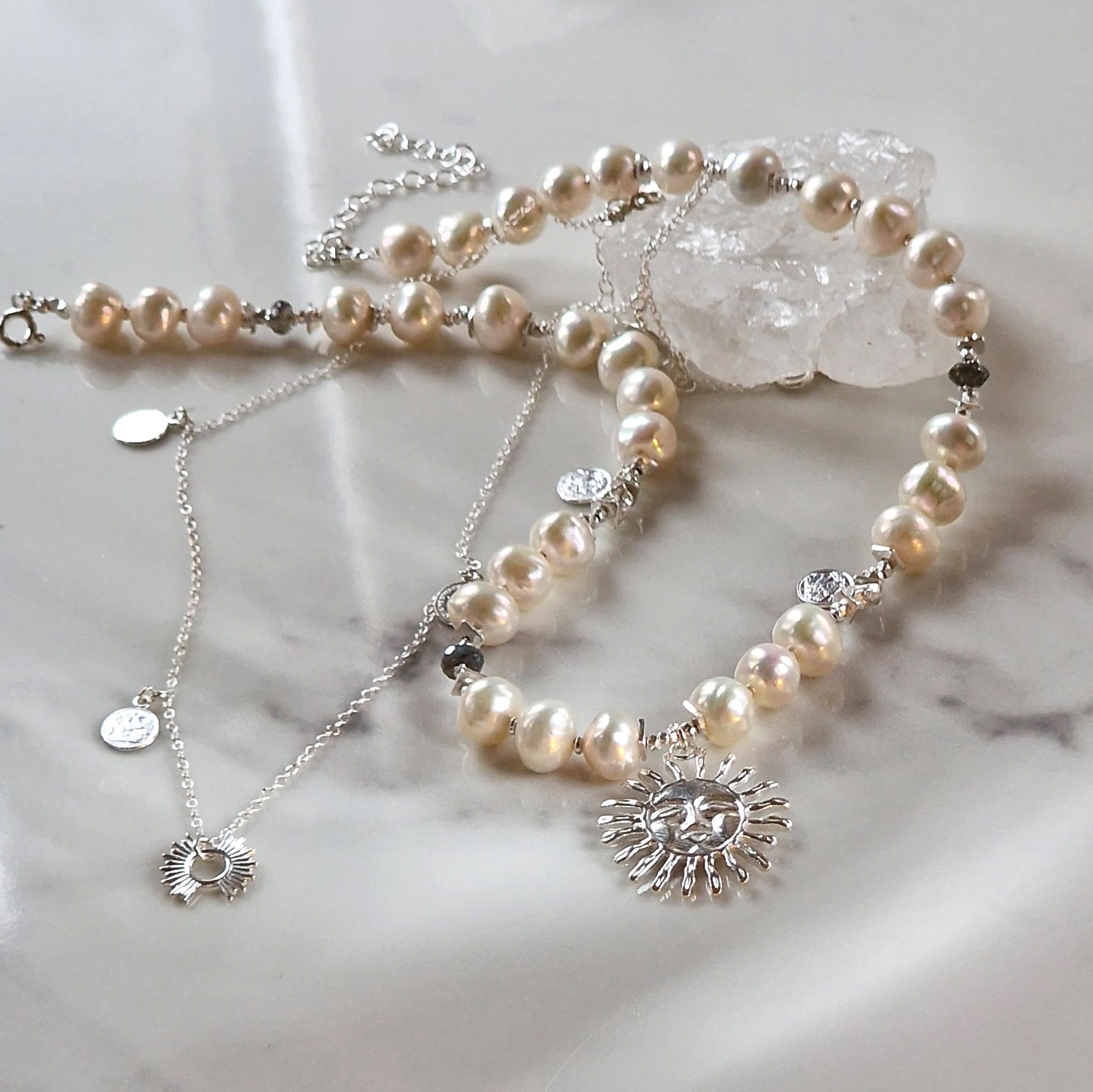 Naszyjnik z białych pereł ze srebrnym Słońcem - obrazek 9