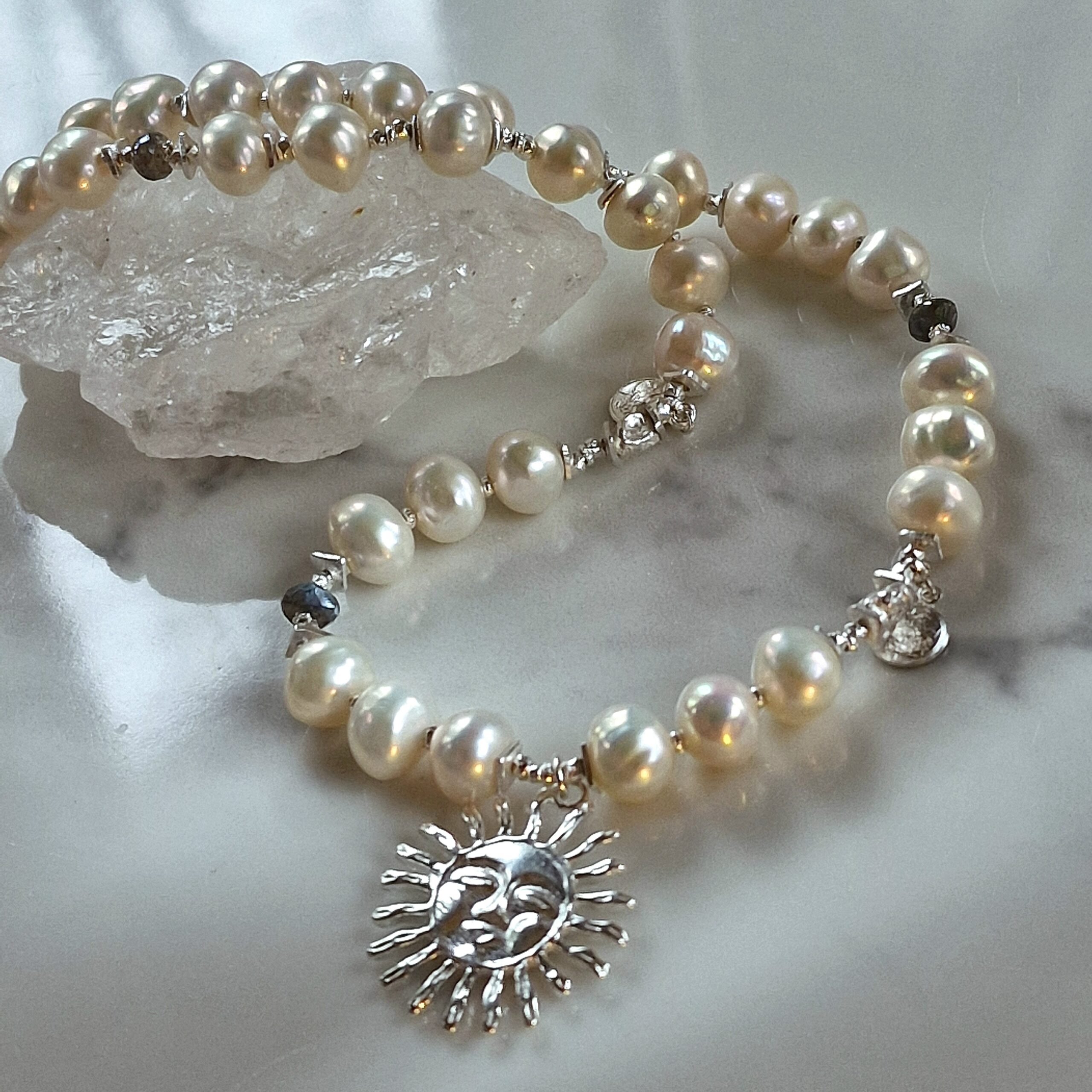 Naszyjnik z białych pereł ze srebrnym Słońcem - obrazek 2