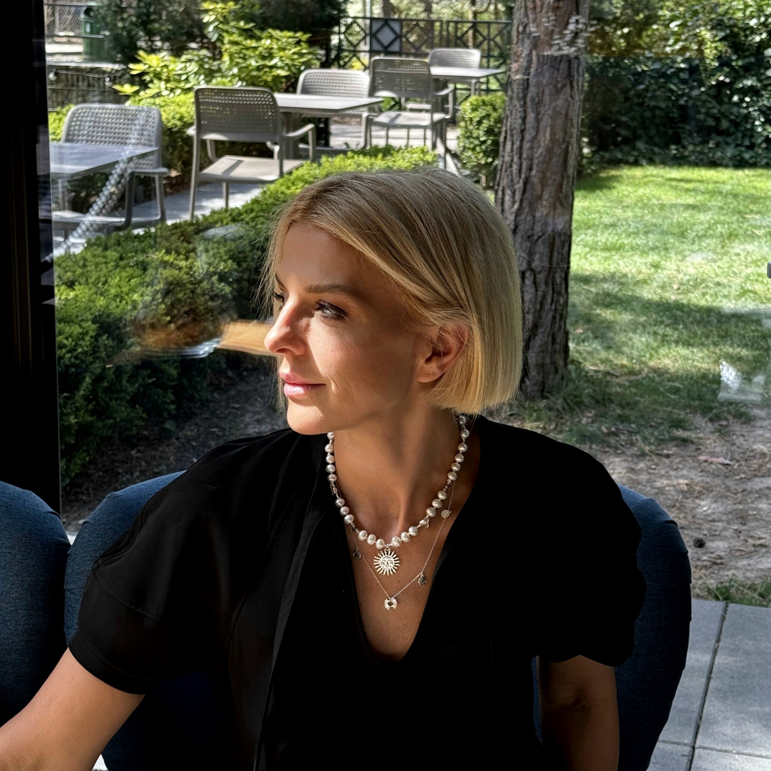 Naszyjnik z białych pereł ze srebrnym Słońcem - obrazek 11