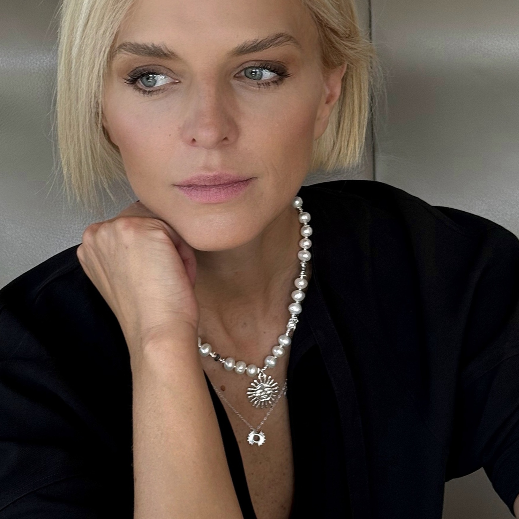 Naszyjnik z białych pereł ze srebrnym Słońcem