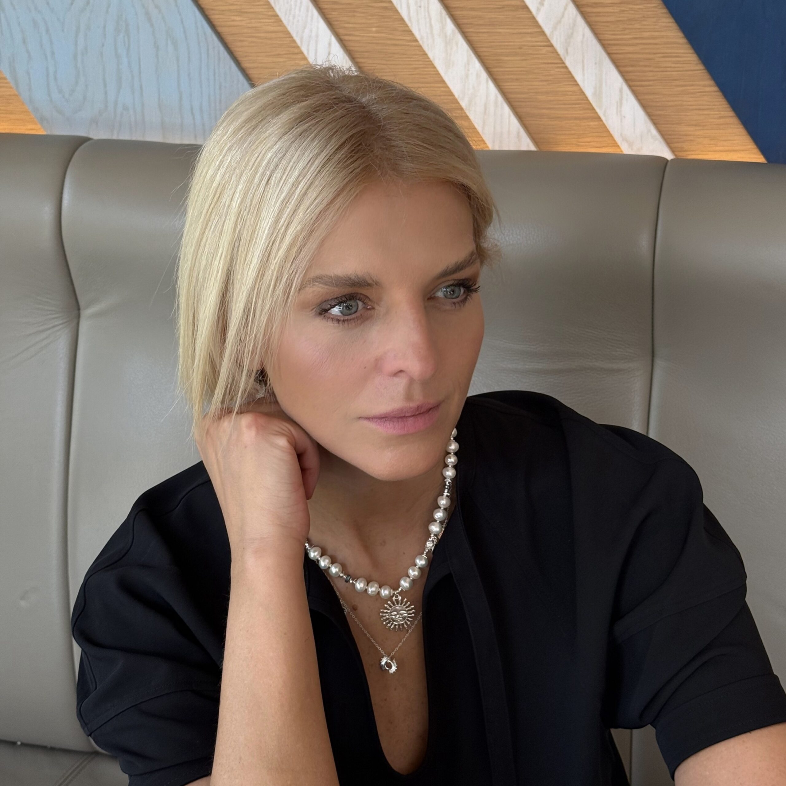 Naszyjnik z białych pereł ze srebrnym Słońcem - obrazek 8