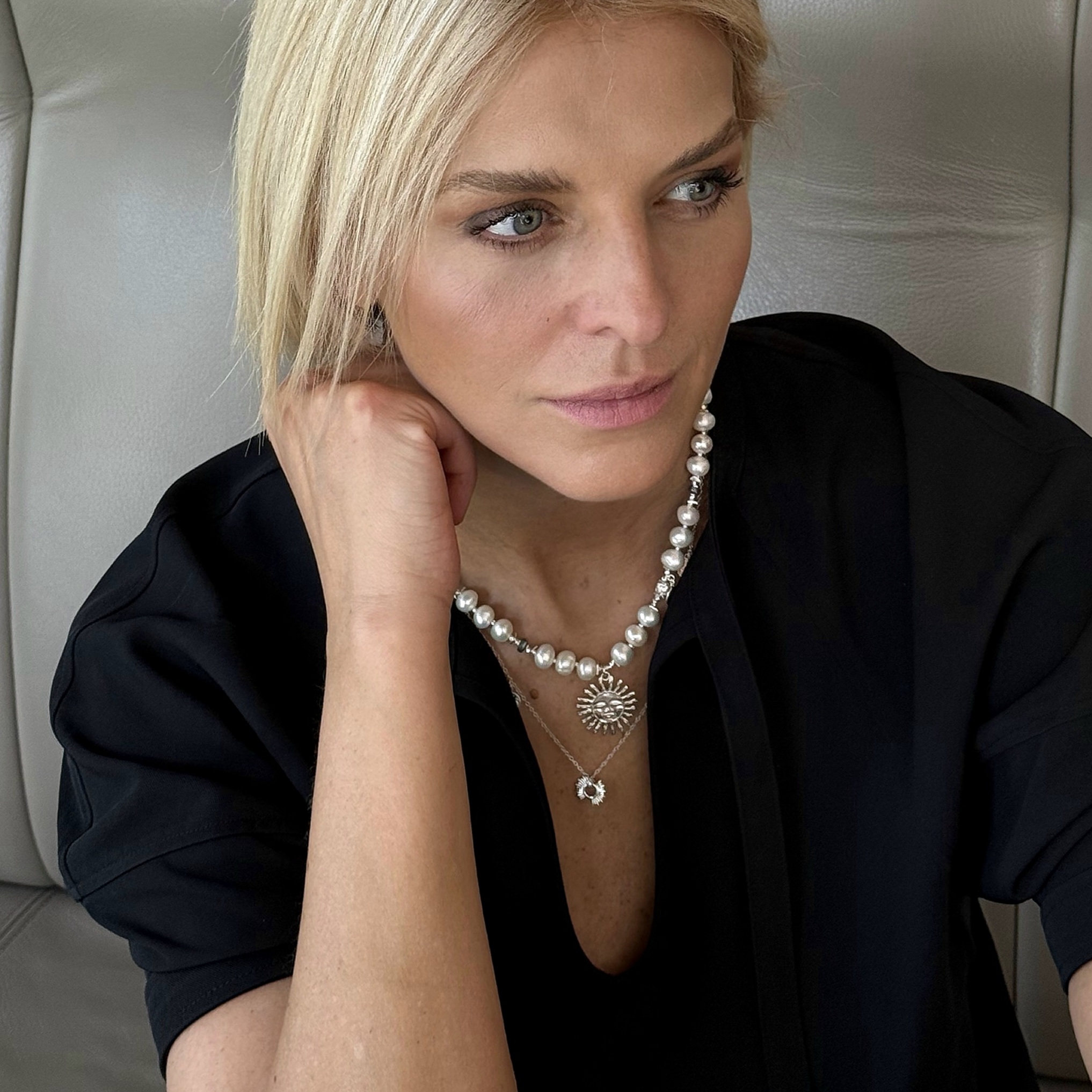 Naszyjnik z białych pereł ze srebrnym Słońcem - obrazek 4